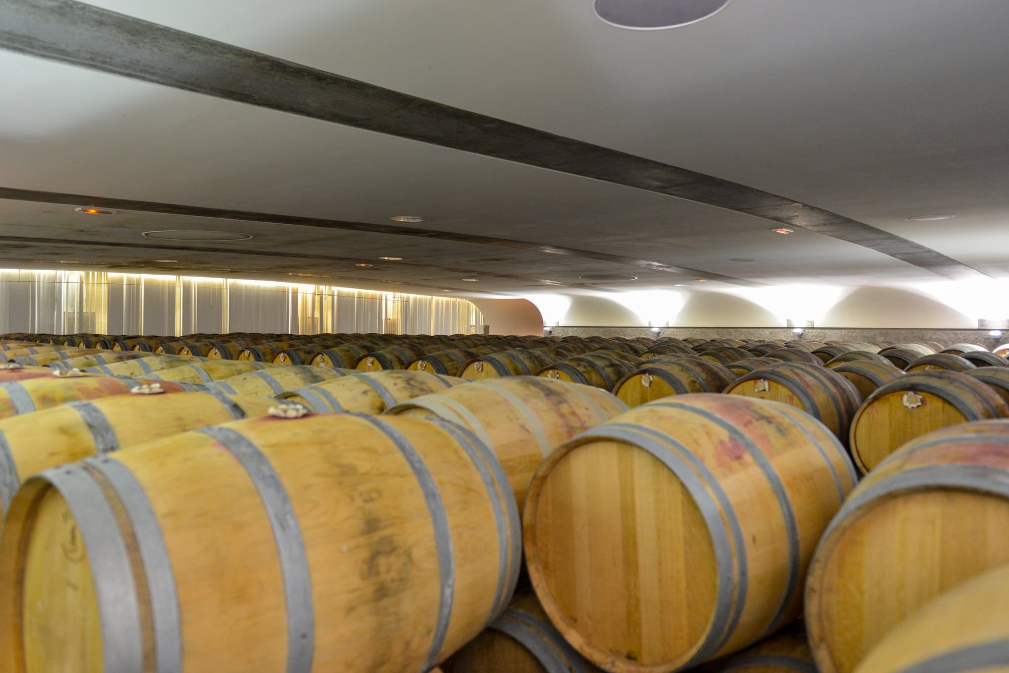 Barriques dans le chai d’un château du Médoc