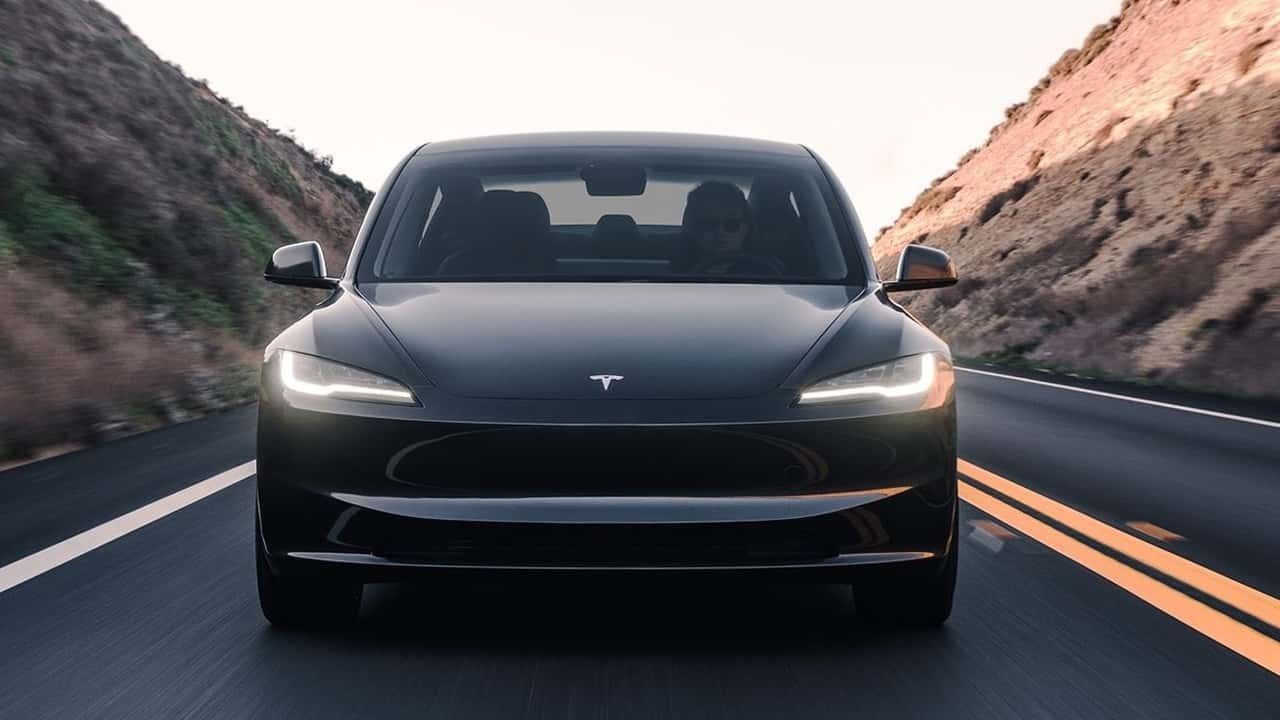 Tesla Model 3 noire sur la route, vue de face
